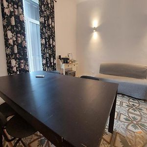 Bari Landlord 242 - Central Station Apartments